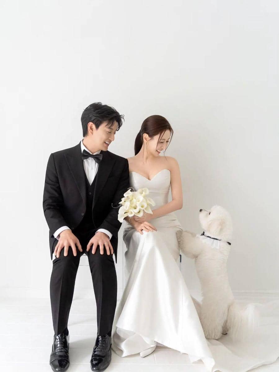 Eli U-KISS dan calon istri berpose dalam jas hingga gaun pernikahan, bersama seekor anjing.