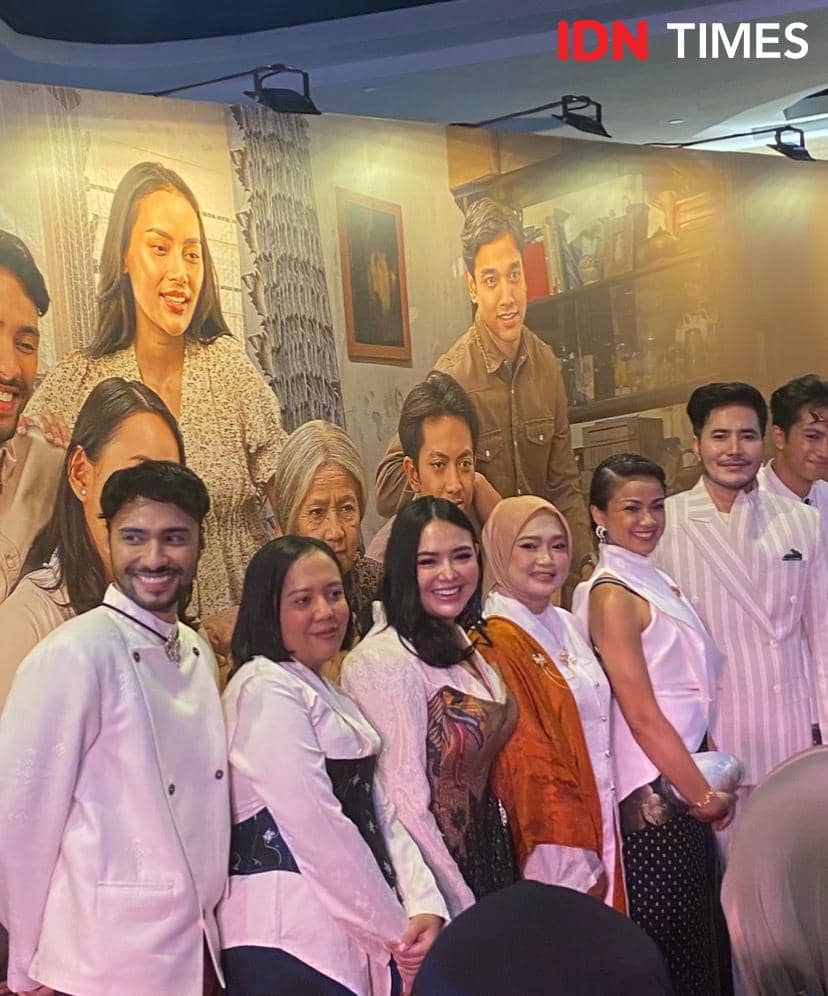 Para pemain dan kru berpose bersama di premier film Jangan Buang Ibu di XXI Plaza Indonesia dengan latar poster film.