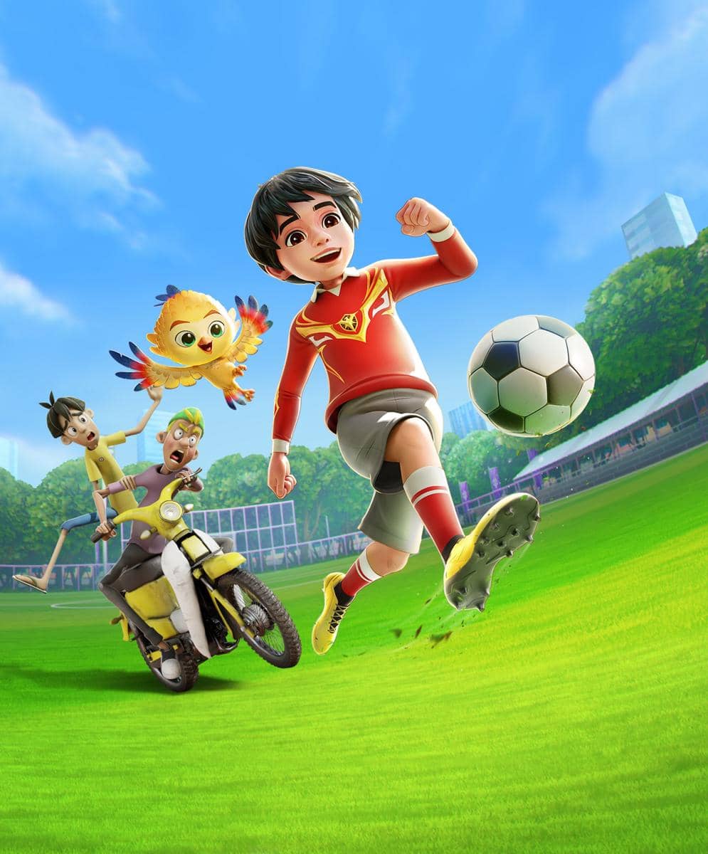 Karakter animasi anak menendang bola di lapangan hijau dengan latar langit biru, diikuti burung kecil dan dua teman di atas motor.