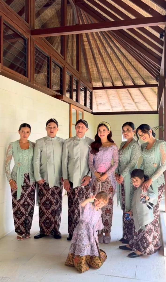 Gaya Keluarga dan Tamu di Pengajian-Siraman Jennifer Coppen (instagram.com/sitimodiste.kebaya)