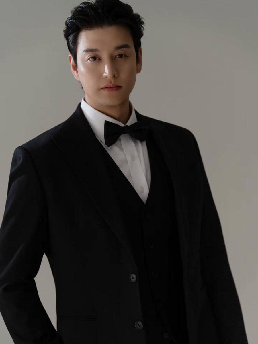Eli U-KISS dalam balutan jas pernikahan formal