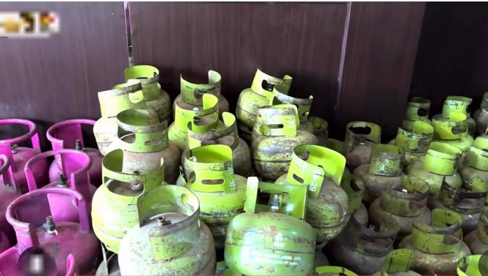 Polres OKU Timur membongkar praktik pengoplosan gas subsidi.