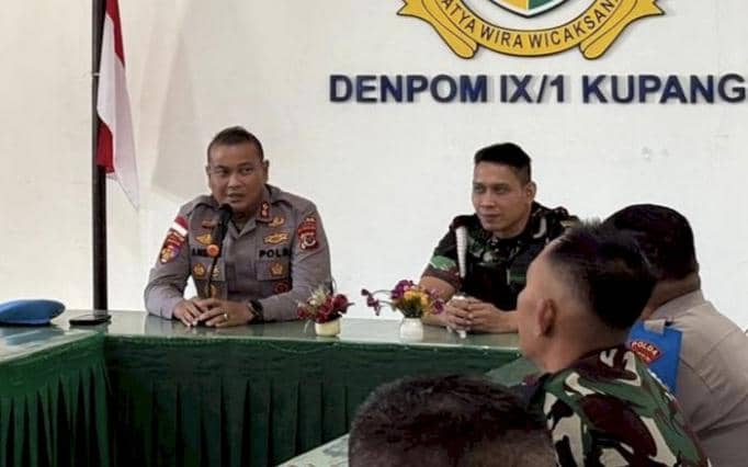 Petugas kepolisian dan TNI duduk bersama dalam rapat di Denpom IX/1 Kupang membahas kasus penikaman anggota Brimob di Labuan Bajo.
