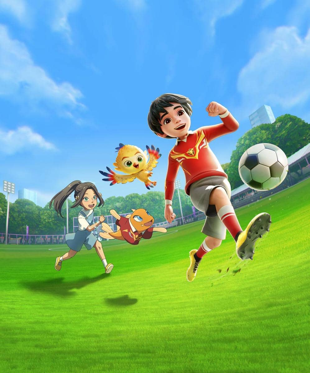 Karakter animasi anak laki-laki menendang bola di lapangan sepak bola bersama seorang gadis dan dua makhluk lucu berwarna cerah.