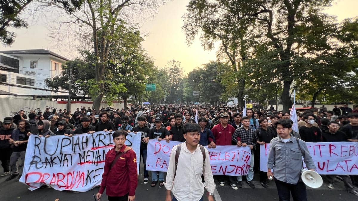 Mahasiswa Gruduk Kantor DPRD Jabar, Minta Program MBG Dihentikan