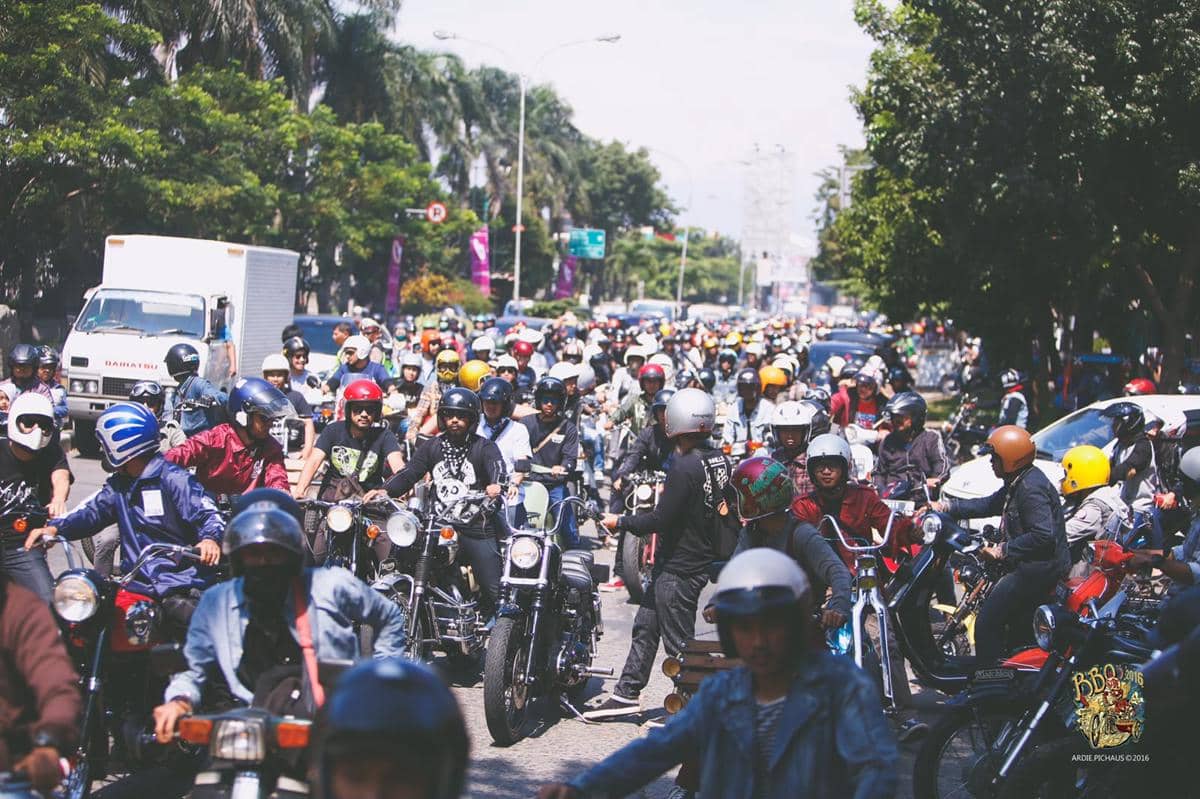 Ratusan pengendara motor dengan berbagai jenis dan warna helm berkumpul di jalan raya saat acara di Prabuwangi Park, Bandung.