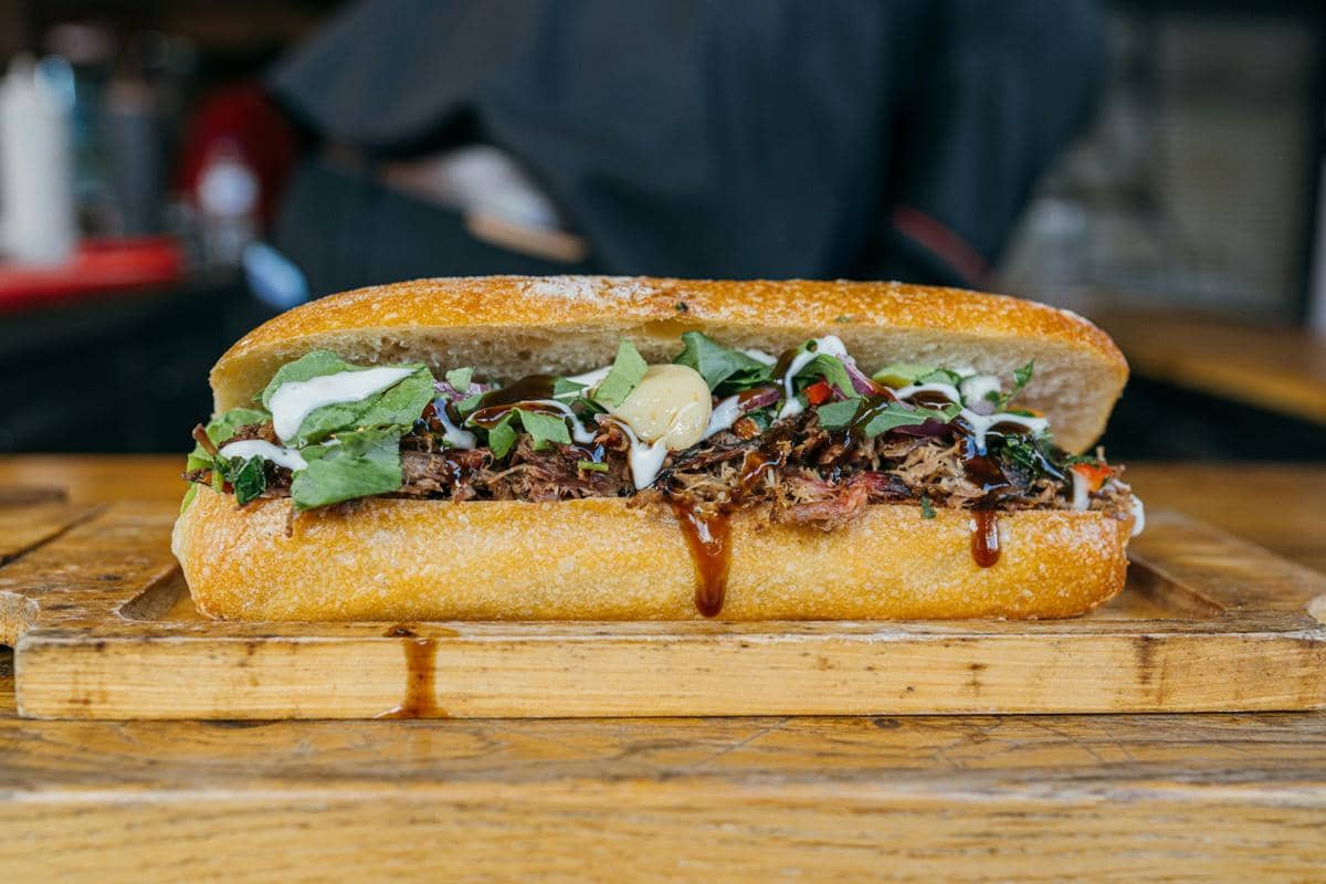 ilustrasi corned beef sandwich