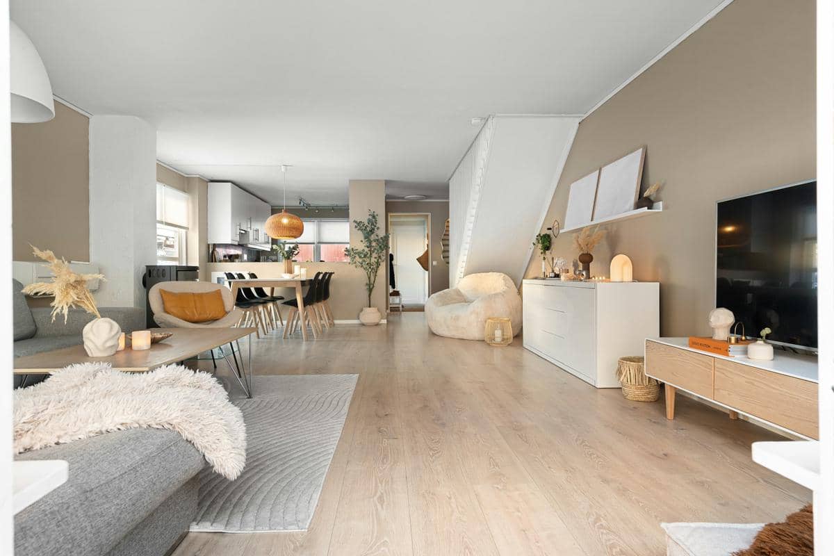 https://unsplash.com/id/foto/ruang-tamu-yang-dipenuhi-dengan-furnitur-dan-tv-layar-datar-ErZLNq-Y4pY