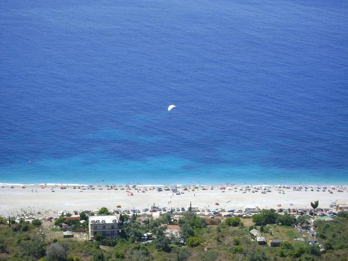 panorama Pantai Dhermi, Albania (commons.wikimedia.org/Igiann)