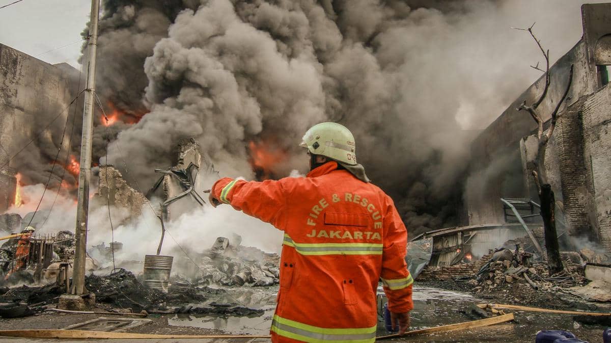 Kebakaran Besar Landa Pabrik Karet di Cipondoh Tangerang