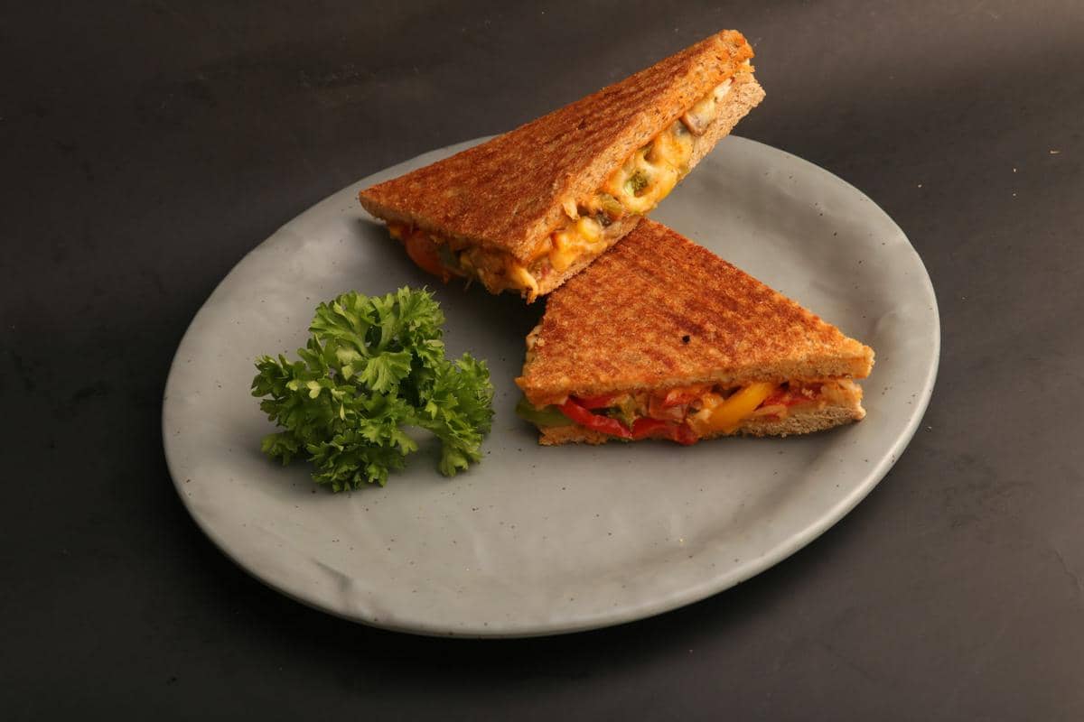 ilustrasi sandwich telur dan paprika