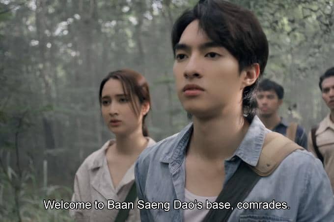 Beberapa orang berjalan di hutan dengan ekspresi serius dalam cuplikan drama When Light Fades dari Viu.