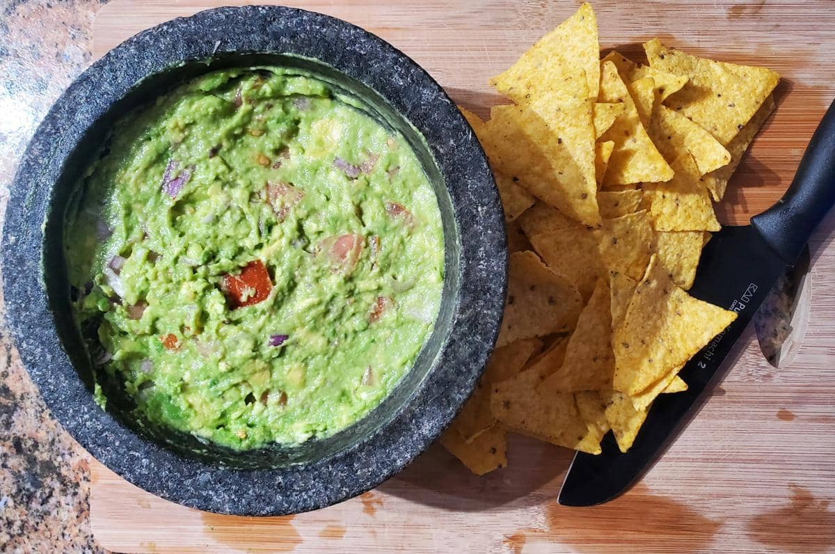 ilustrasi guacamole dengan tortilla chips