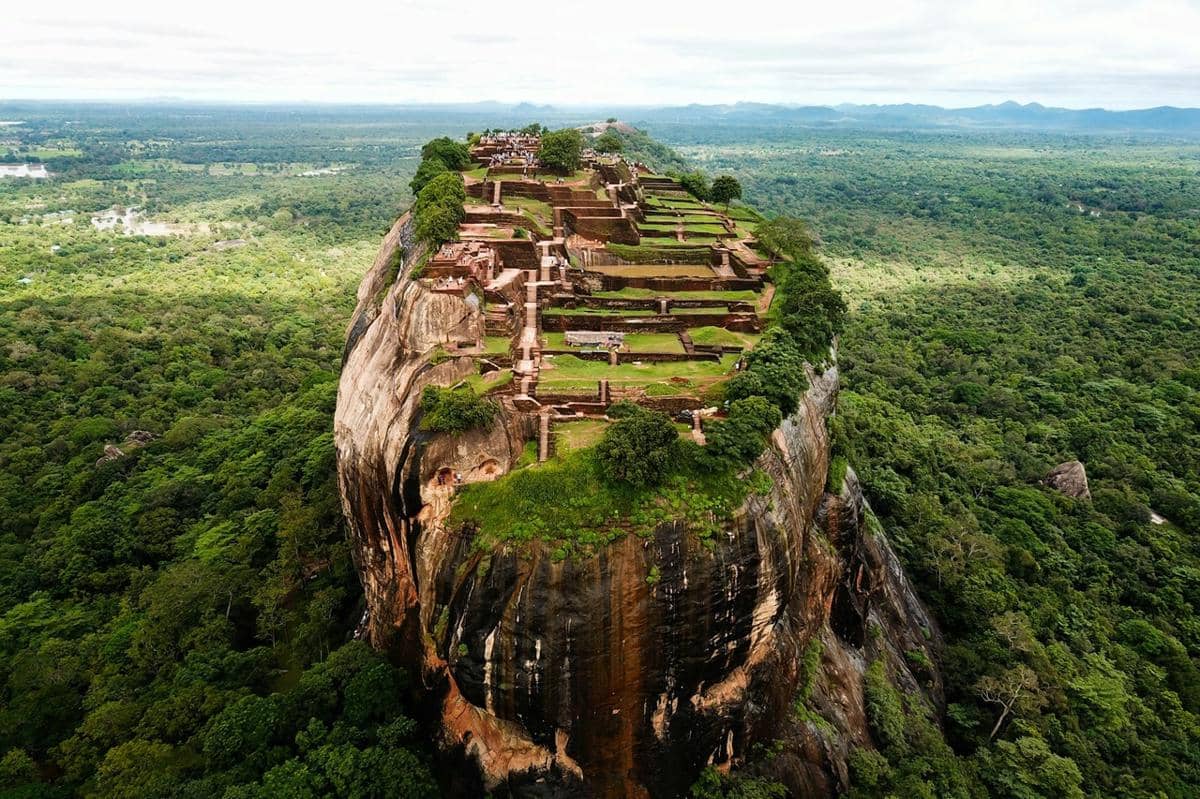 Sigiriya (juga dikenal sebagai Batu Singa), sebuah benteng batu kuno dan istana yang terletak di distrik Matale, Sri Lanka.