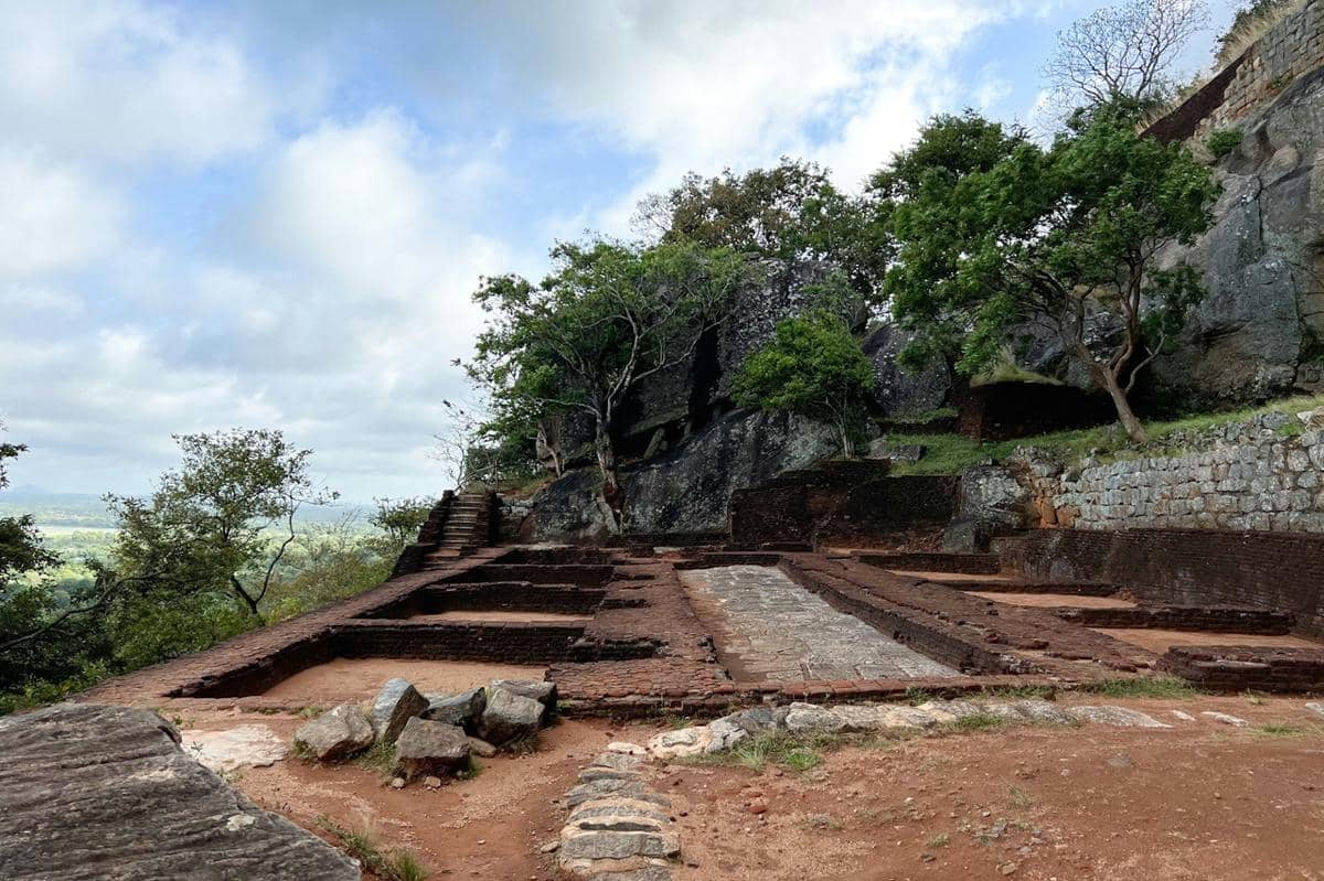 Kebun bertingkat dan fondasi batu bata di Sigiriya.