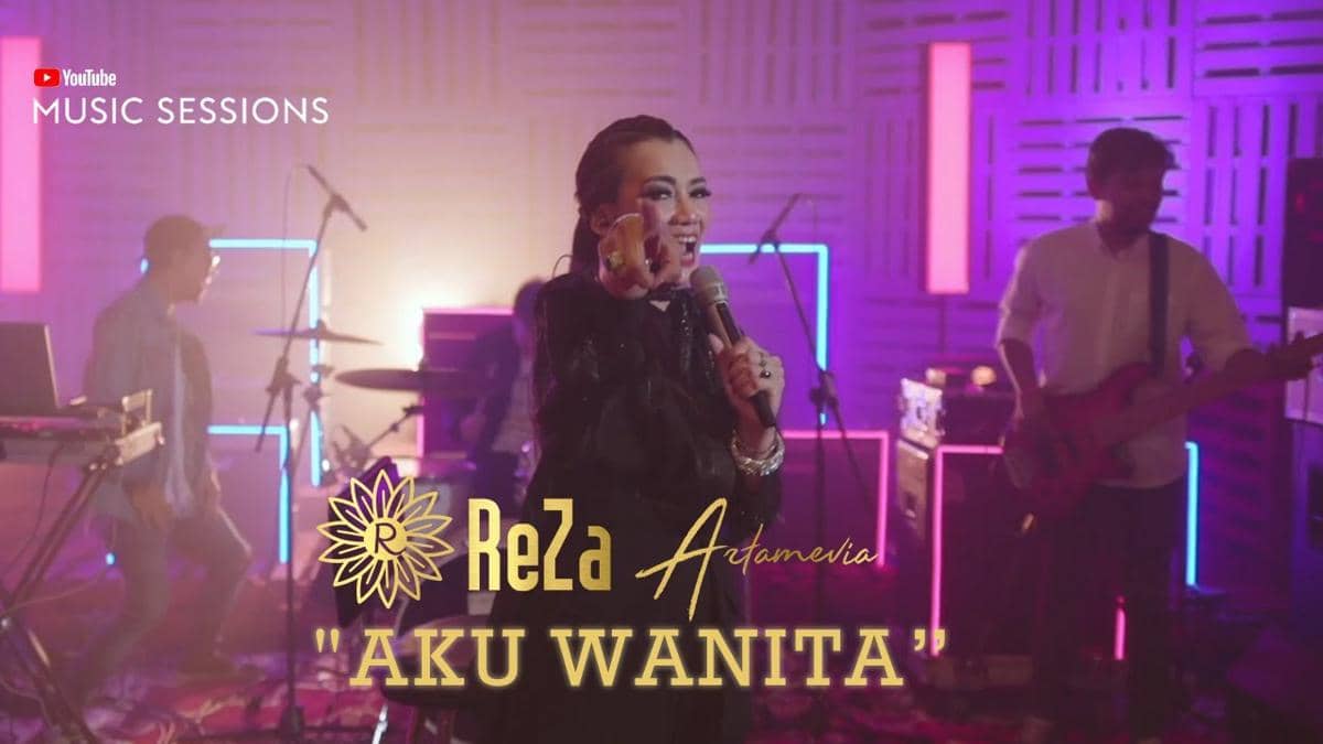 Reza Artamevia membawakan "Aku Wanita"