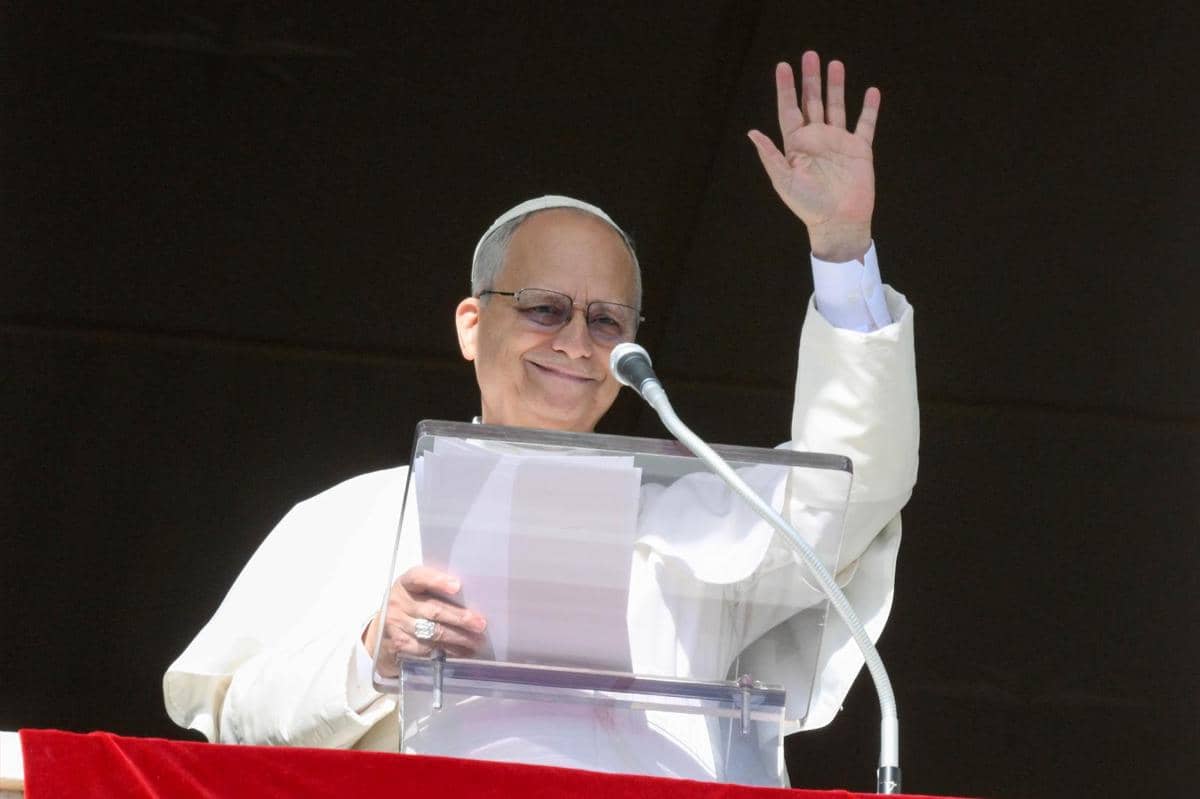 Paus Leo XIV menyapa para peziarah dan pengunjung di Lapangan Santo Petrus di Vatikan saat berkumpul untuk berdoa Angelus, 25 Januari 2026. (Foto CNS/Vatican Media)