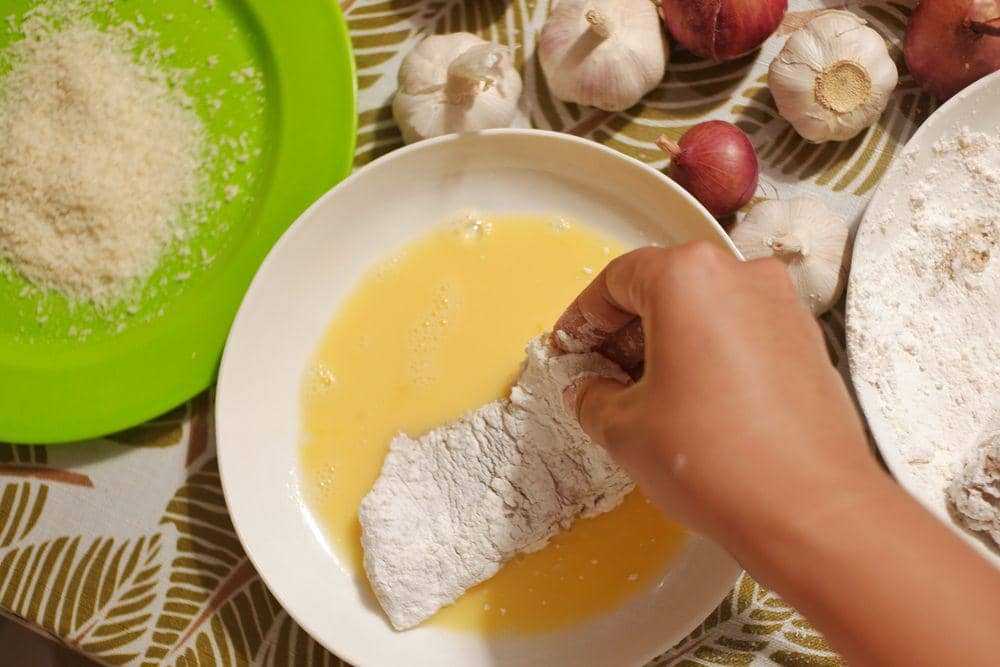 ilustrasi melapisi daging dengan tepung dan telur