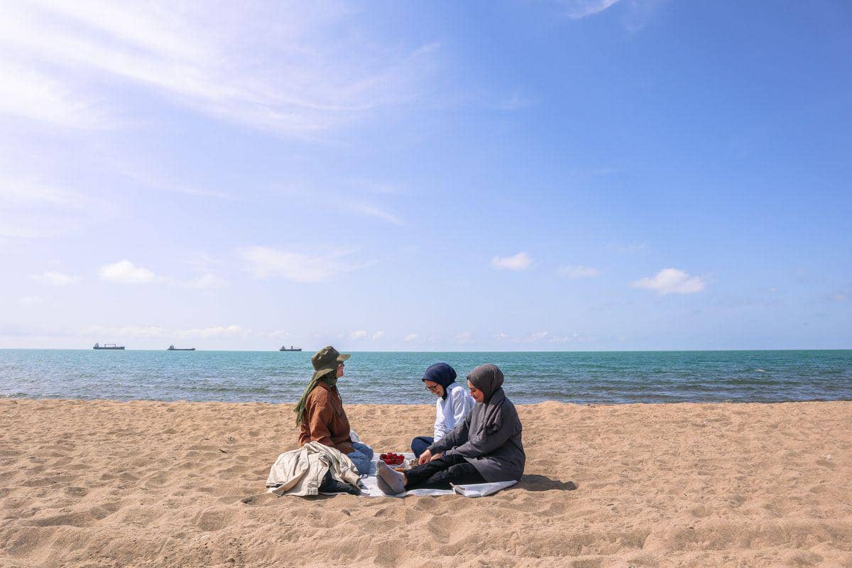 ilustrasi piknik di pantai