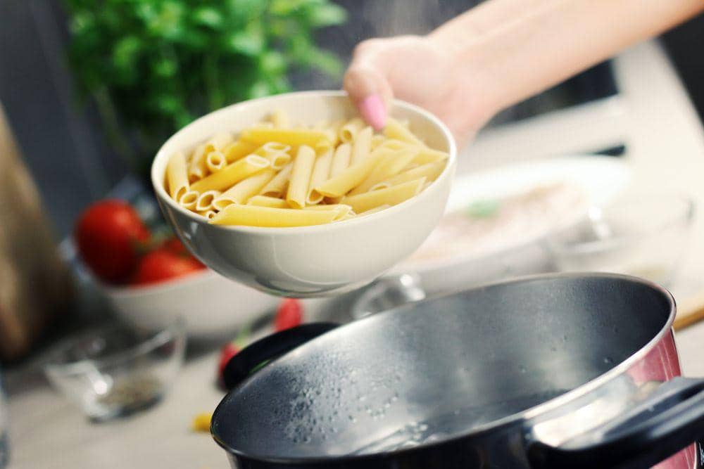 ilustrasi merebus makaroni pasta