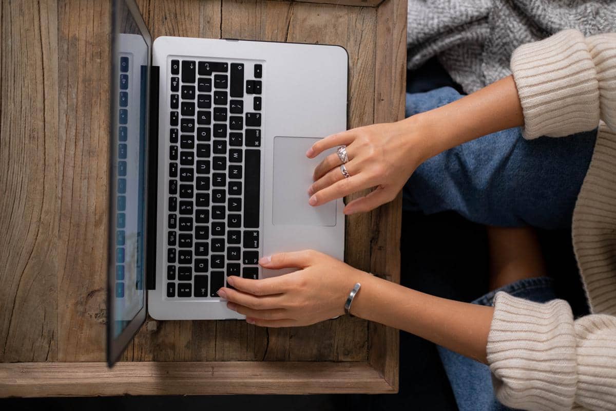 ilustrasi online dengan laptop 