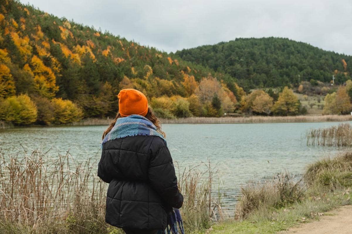 5 Perbandingan Wisata Danau dan Pantai, Mana yang Lebih Menenangkan?