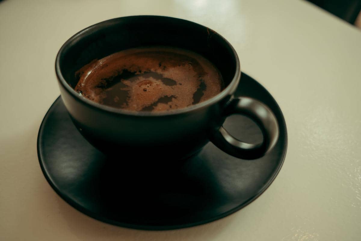 ilustrasi kopi tubruk gula aren