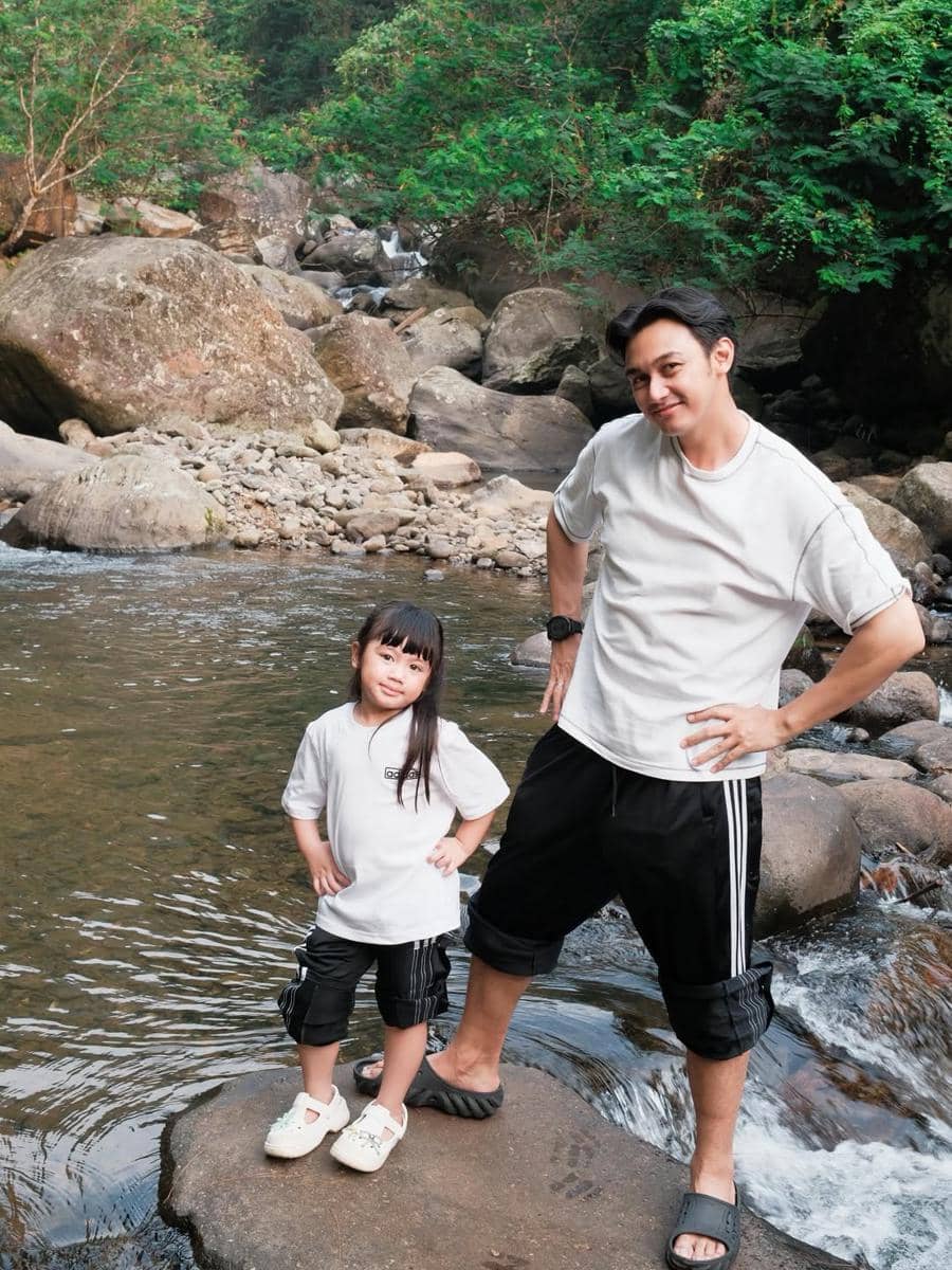 Keluarga Felicya Angelista hiking di Sentul