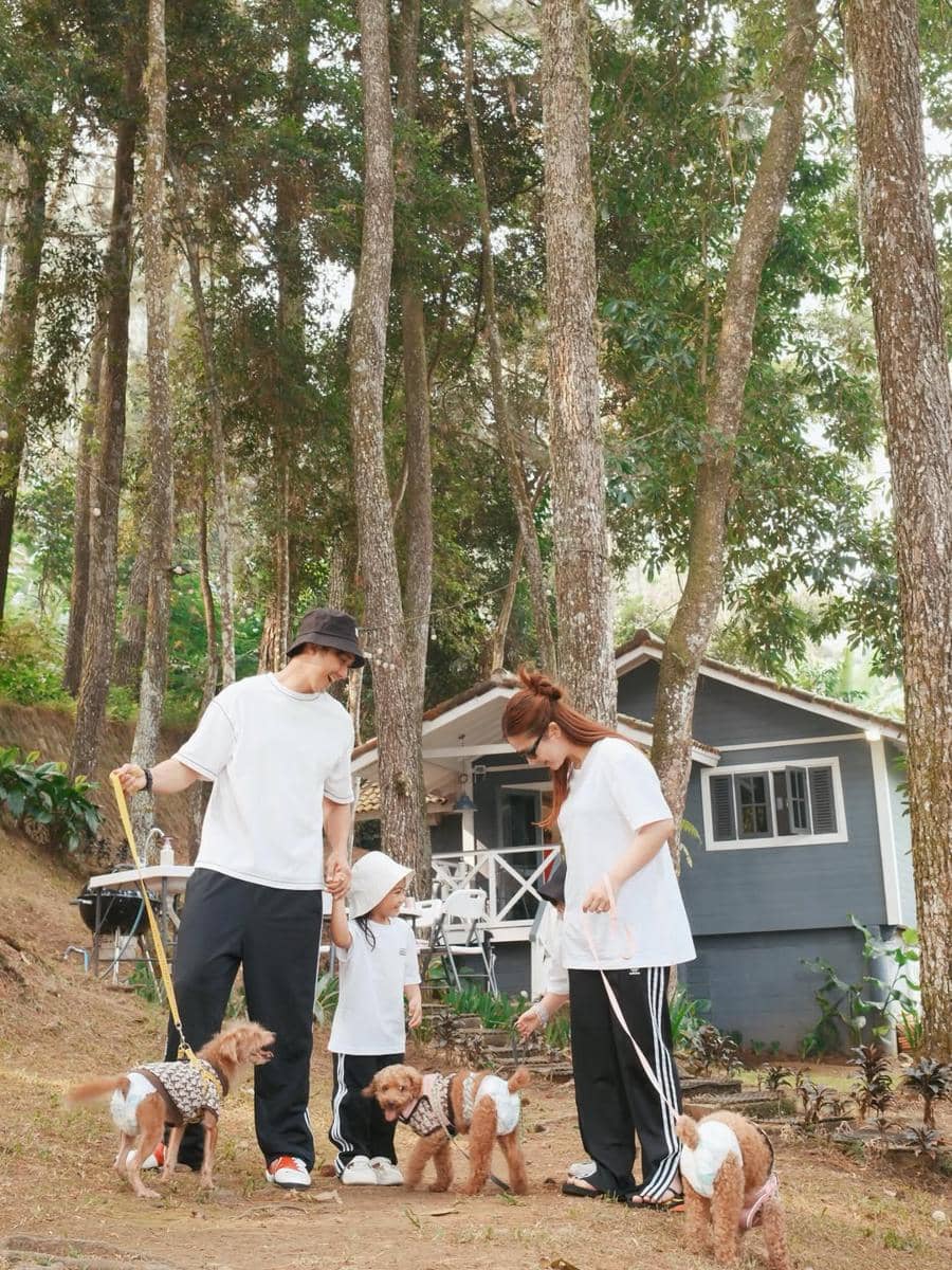 Keluarga Felicya Angelista hiking di Sentul