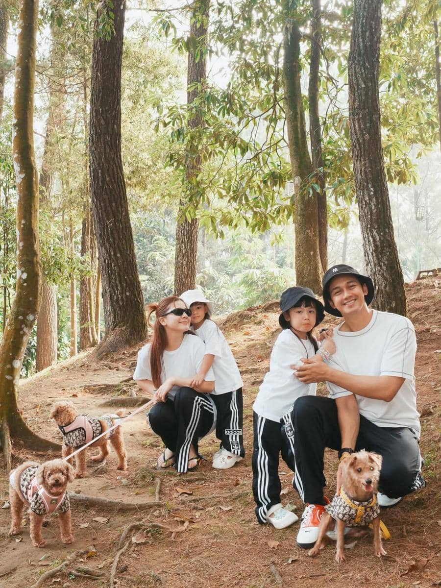 Keluarga Felicya Angelista hiking di Sentul