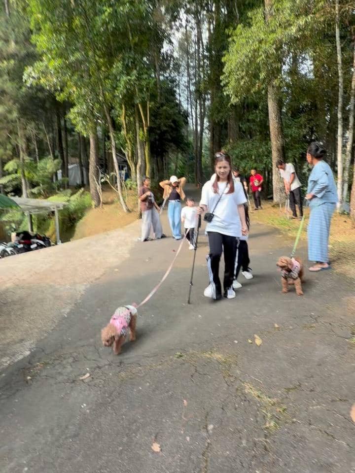 Keluarga Felicya Angelista hiking di Sentul