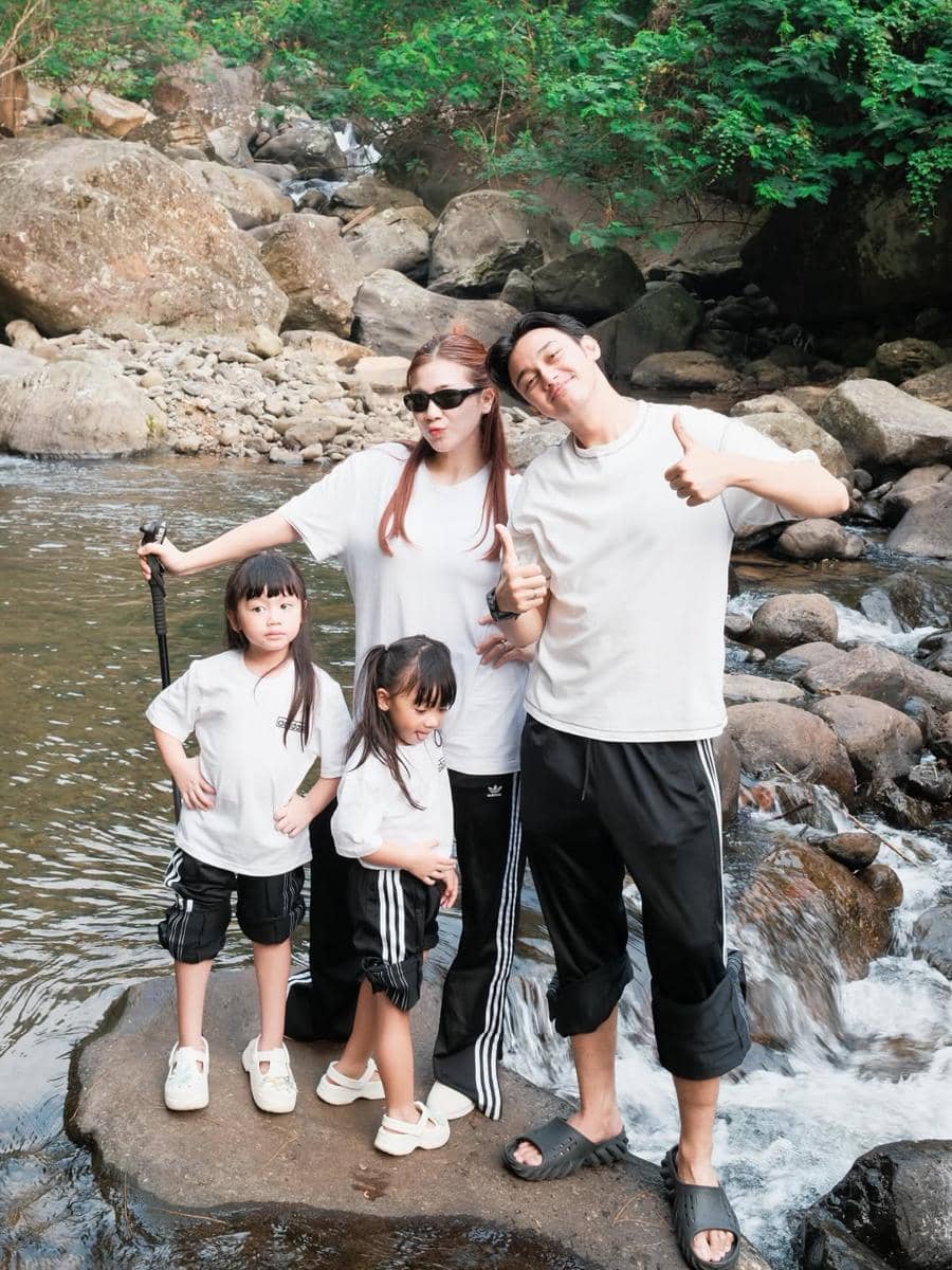 Keluarga Felicya Angelista hiking di Sentul