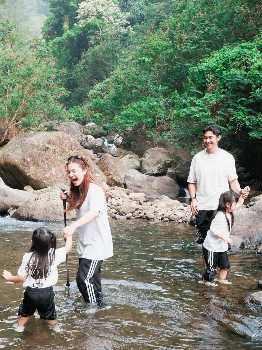 Keluarga Felicya Angelista hiking di Sentul