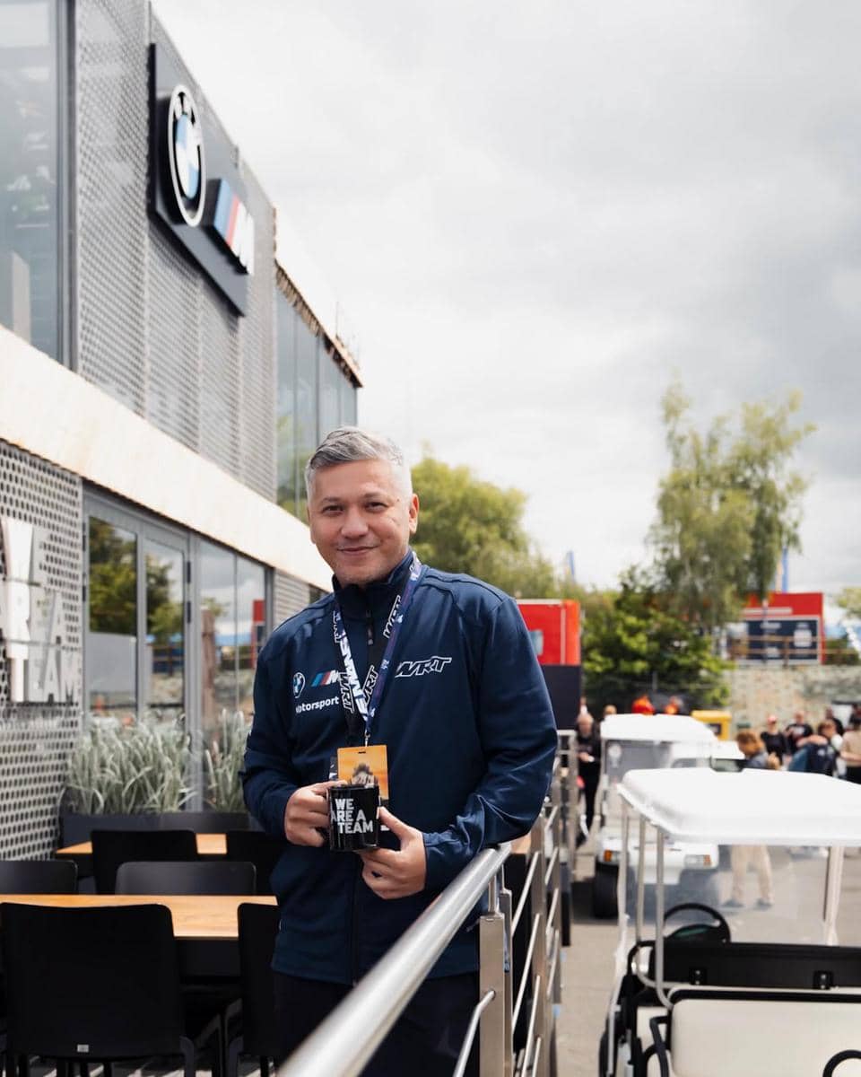 Gading Marten dan Medina nonton balapan mobil di Paris