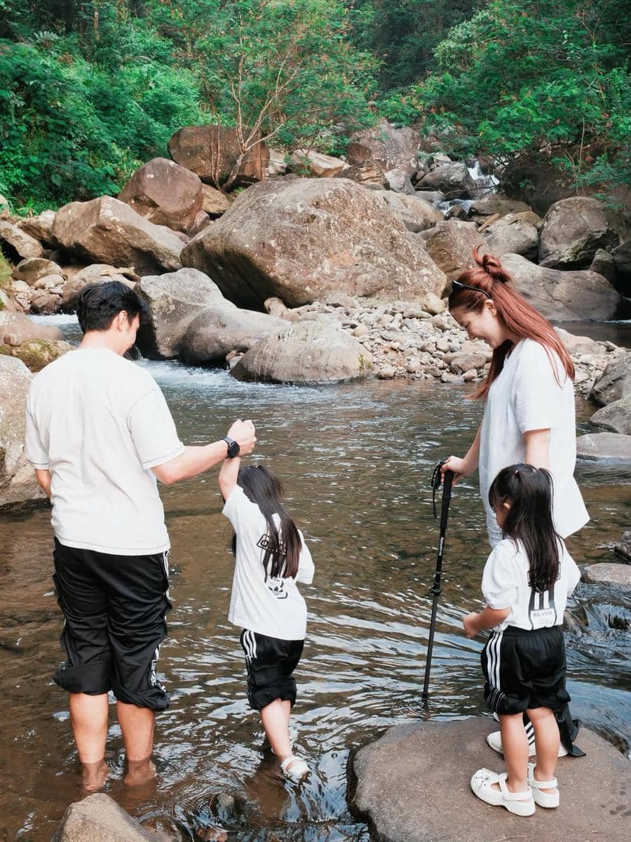 Keluarga Felicya Angelista hiking di Sentul