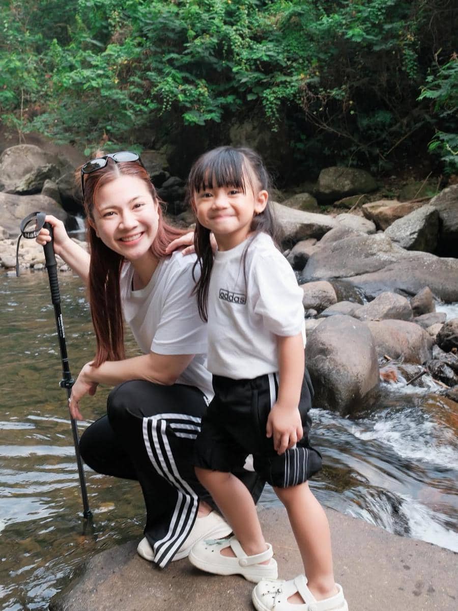 Keluarga Felicya Angelista hiking di Sentul