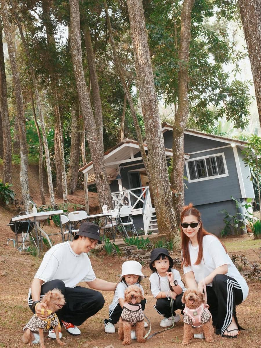 Keluarga Felicya Angelista hiking di Sentul