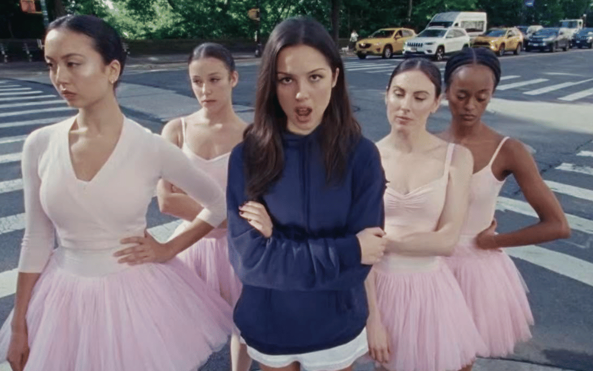 Olivia Rodrigo dalam musik video "stupid song"