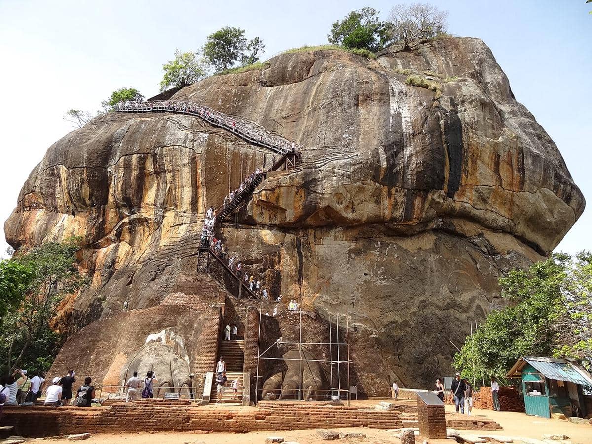 Gerbang Singa di Sigiriya. Teras tingkat tengah menampilkan dua cakar singa batu besar yang membingkai tangga terakhir.