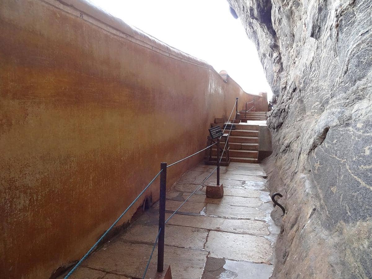 Dinding cermin (yang secara lokal dikenal sebagai Katapath Pawura) di Sigiriya.