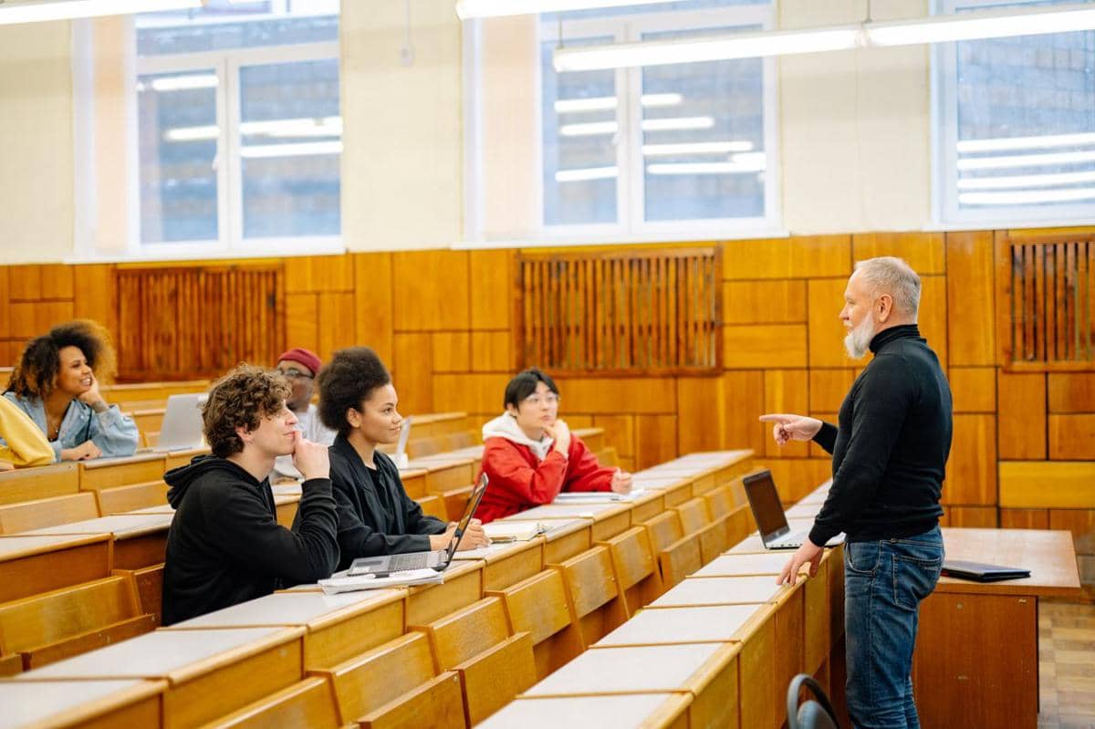 ilustrasi belajar, kuliah, dosen