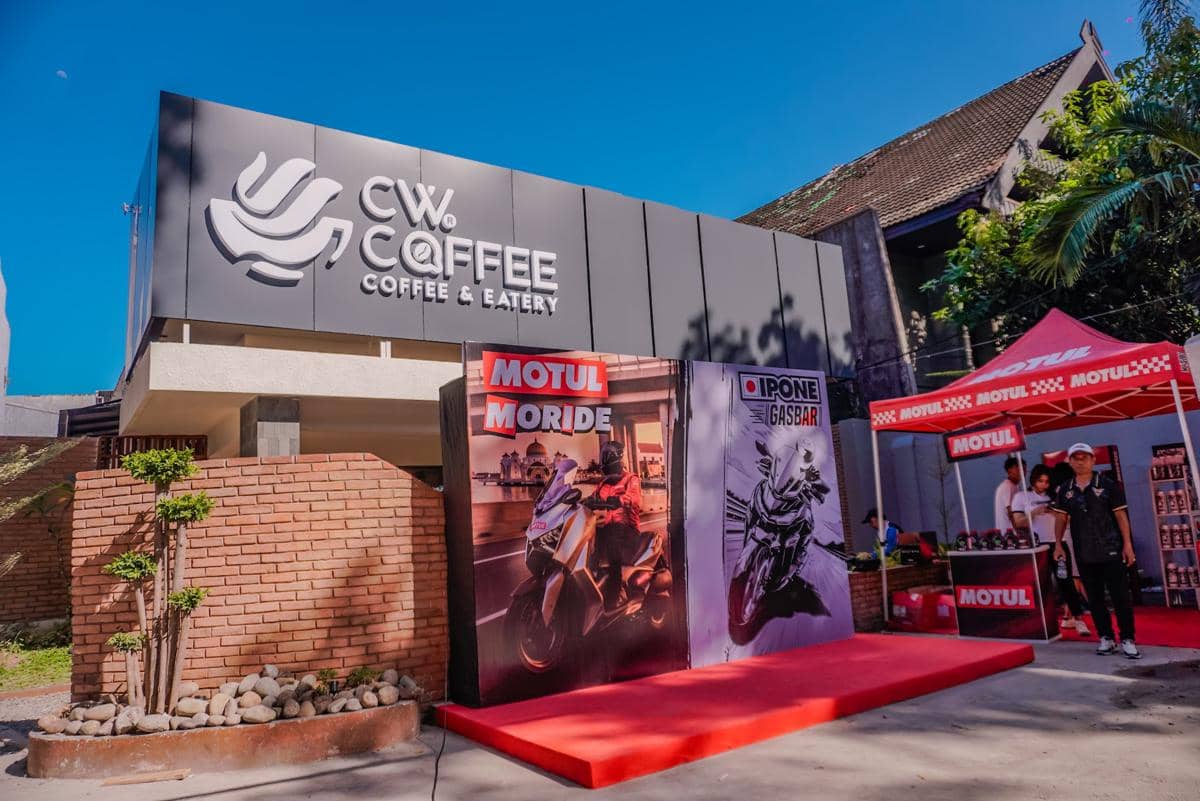 Suasana acara Moride Makassar di CW Coffee & Eatery dengan stan Motul dan Ipone serta latar promosi perawatan motor.