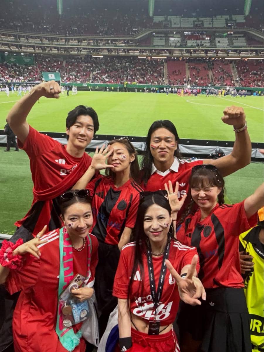 Sekelompok pendukung mengenakan jersey merah Korea Selatan berpose gembira di stadion setelah pertandingan Piala Dunia di Meksiko.