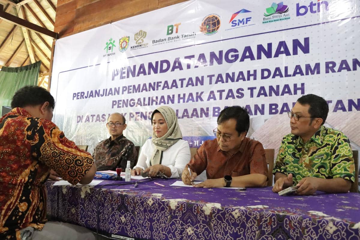 Penyerahan Perjanjian Pemanfaatan Tanah bersama 61 konsumen Perumahan Bumi Svarga Asri (BSA) oleh Badan Bank Tanah di Kabupaten Kendal, Rabu