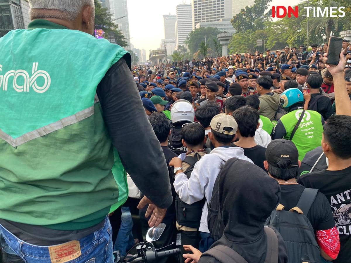 Ojol Coba Terobos Blokade TNI: Ayo Mahasiswa, Kalian Aspirasi Kami