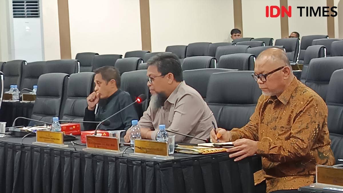 Beberapa pejabat menghadiri rapat dengar pendapat bersama Komisi E DPRD Sulawesi Selatan di ruang sidang Makassar, membahas pengunduran diri sejumlah kepala sekolah.
