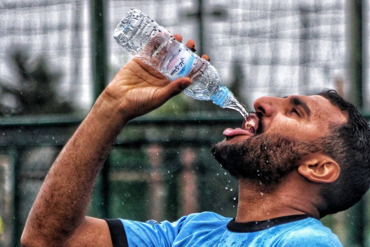 Saat Cuaca Panas Harus Minum Berapa Liter Air per Hari?