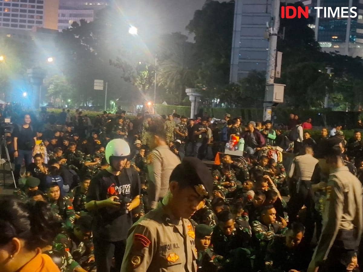 Mahasiswa Masih Bertahan di Lokasi Demo, TNI Siaga di Belakang Polisi