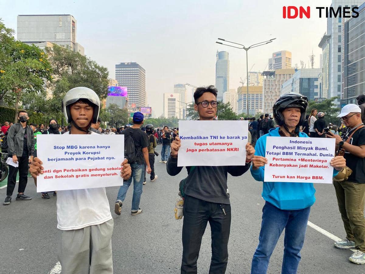 Potret massa aksi dengan tuntutannya di Jalan Sudirman, Jakarta Pusat, Jumat (12/6/2026).