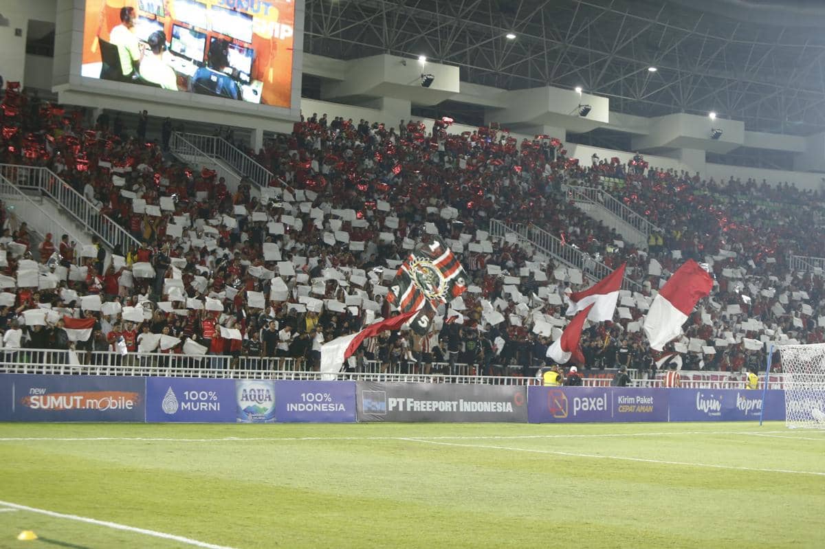 Suporter Timnas Indonesia U-19 memenuhi tribun Stadion Utama Sumut dengan bendera merah putih dan koreografi dukungan saat semifinal Piala AFF U-19.